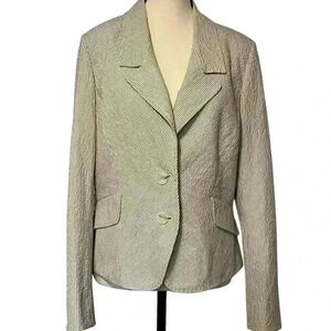 Etcetera Women’s size 10 cream and tan 2 button seersucker blazer. Great fit!